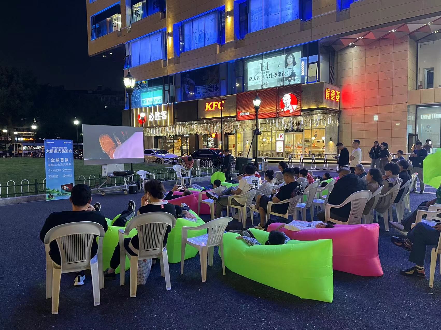 水晶城露天電影盛宴，歡聲笑語中感受夜晚魅力