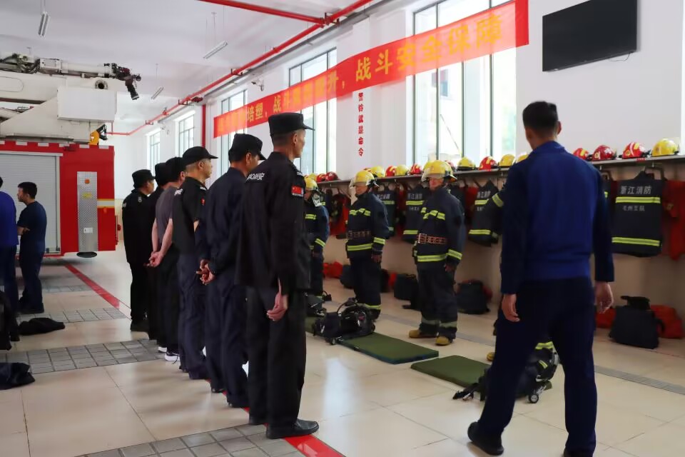 建華長城機(jī)電員工赴軍營接受消防培訓(xùn)