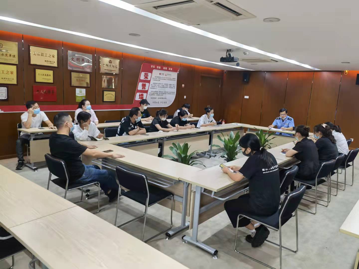 水晶城召開(kāi)餐飲“浙江外賣(mài)在線”工作推進(jìn)會(huì)
