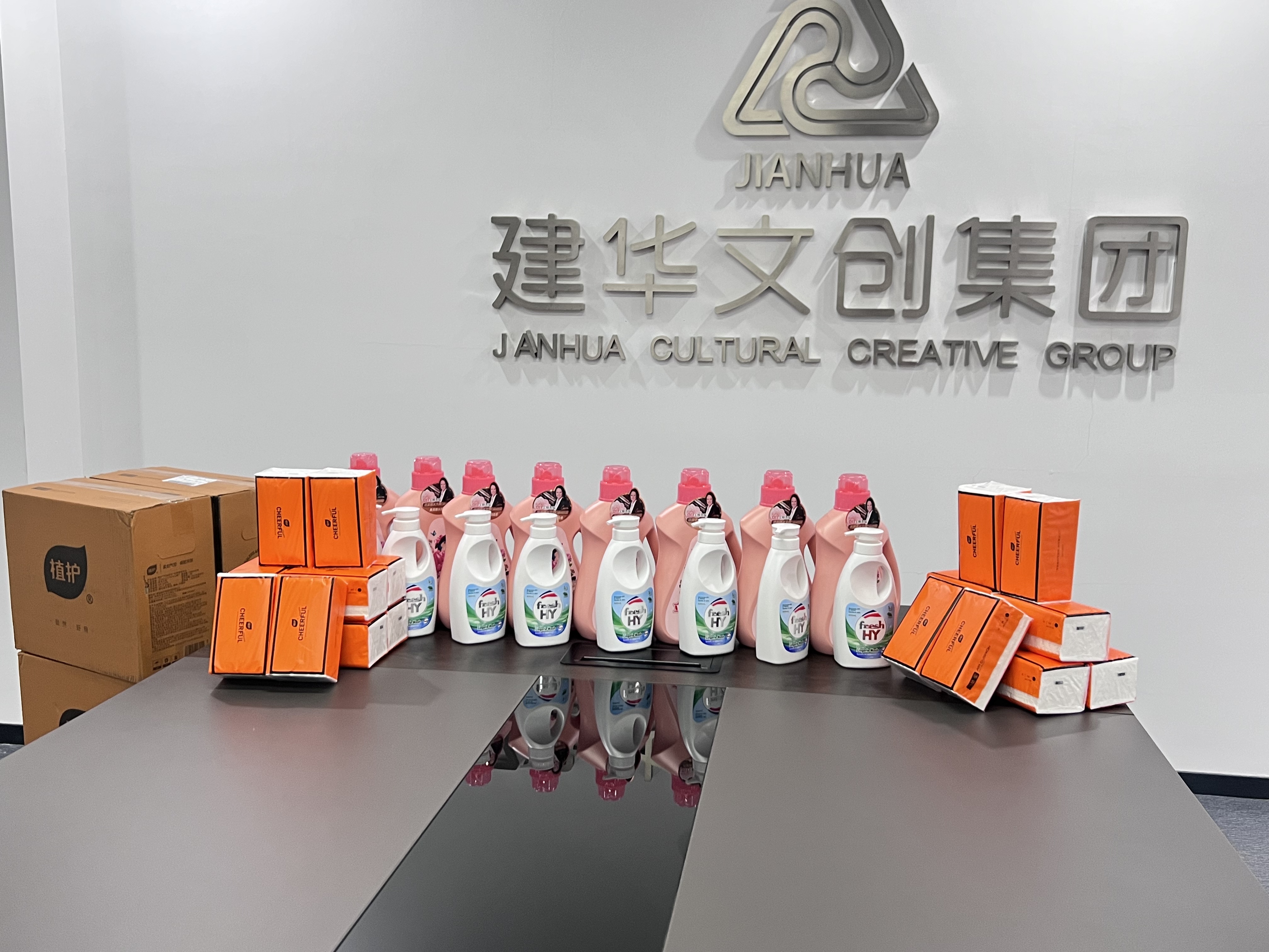 愛在春天，情暖三八——建華文創(chuàng)集團(tuán)工會(huì)為女職工發(fā)放暖心福利